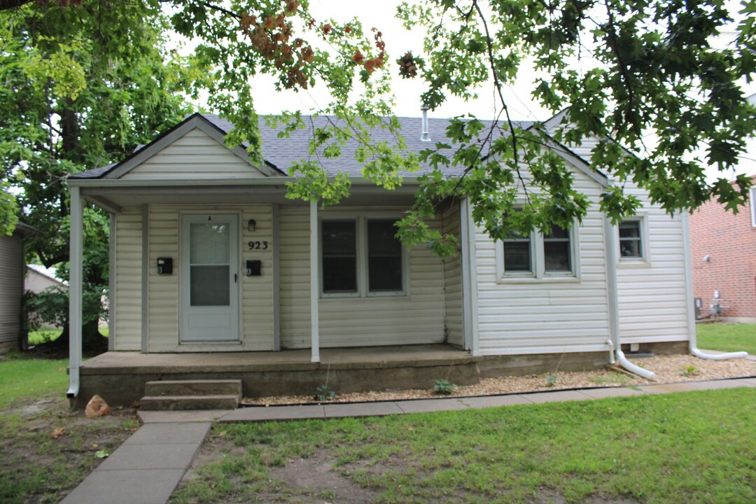 923 Bluemont Ave in Manhattan, KS - Building Photo