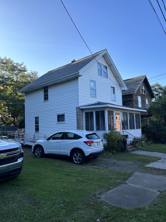 1904 Whitley Ave in Erie, PA - Foto de edificio - Building Photo