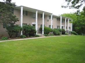 Clarkston Place Apartments in Clarkston, MI - Foto de edificio - Building Photo