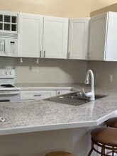 964 Great Hill Dr in Warwick, RI - Building Photo - Building Photo