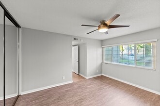 Sherwood Apartments in Bellflower, CA - Foto de edificio - Building Photo