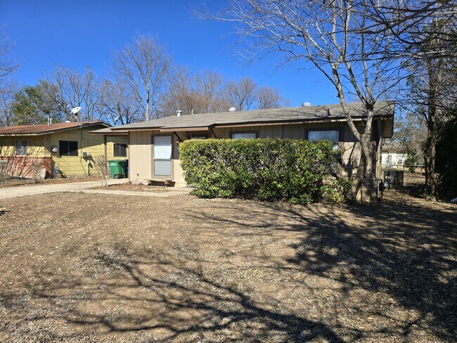 7023 Greenberry Dr in San Antonio, TX - Building Photo - Building Photo