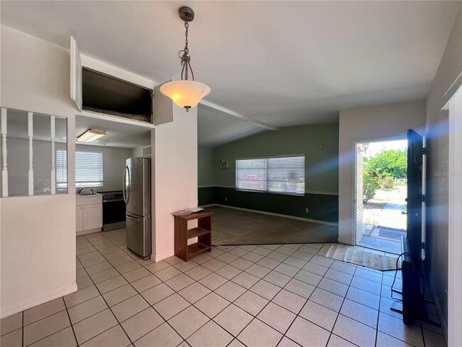 2026 Burlington Ave N in St. Petersburg, FL - Foto de edificio - Building Photo