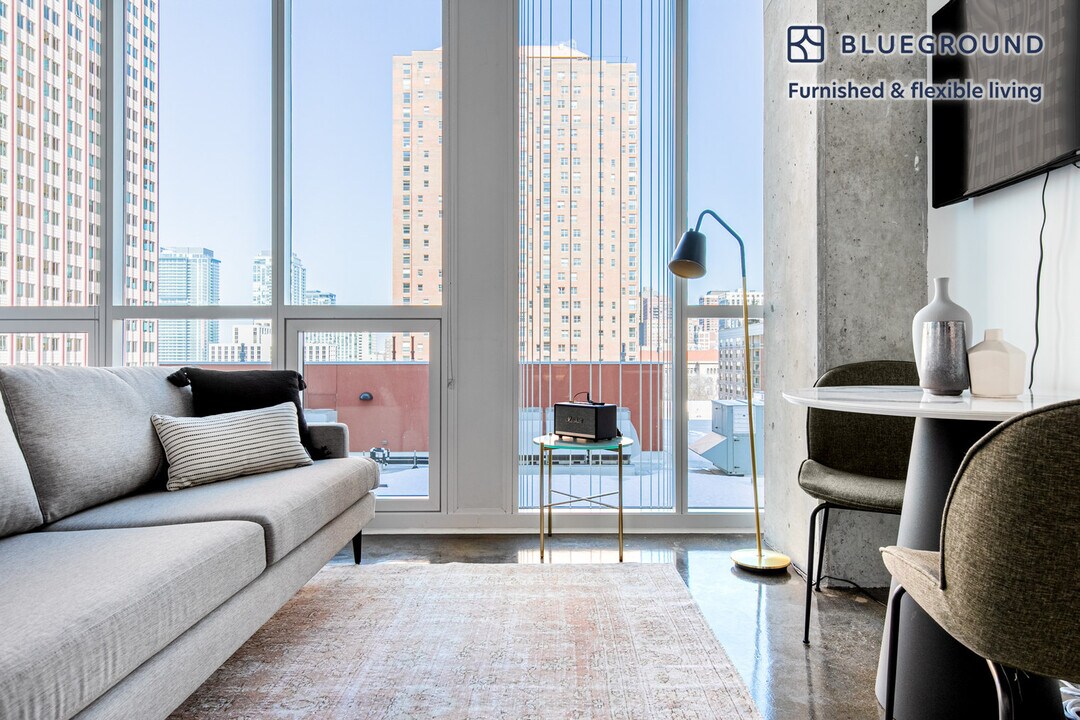 108 W Chicago Ave in Chicago, IL - Foto de edificio