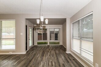 5912 Hillview Dr in Watauga, TX - Foto de edificio - Building Photo
