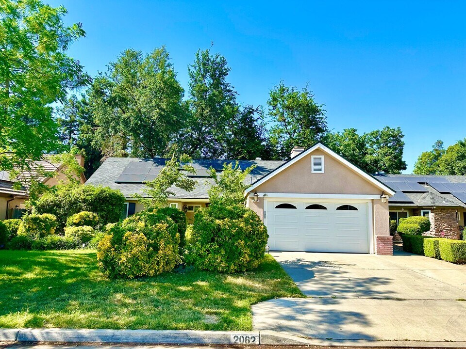2062 E Cromwell Ave in Fresno, CA - Building Photo