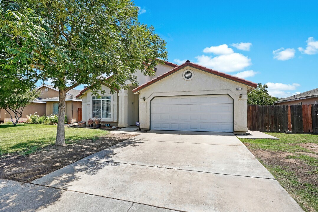 1289 Galileo Ave in Hanford, CA - Building Photo
