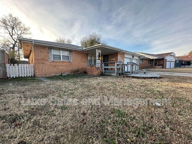 1020 SW 68th St in Oklahoma City, OK - Foto de edificio - Building Photo