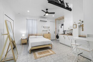 167 5th St, Unit 4 in Naples, FL - Building Photo