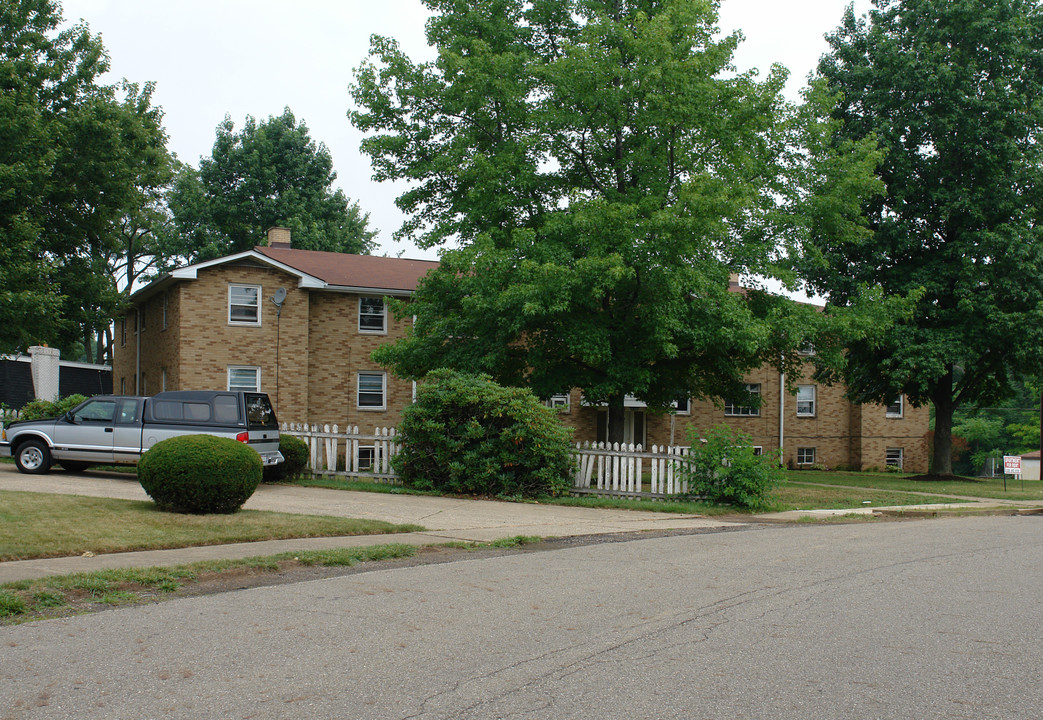 1469 Valentine Cir NW in Canton, OH - Foto de edificio