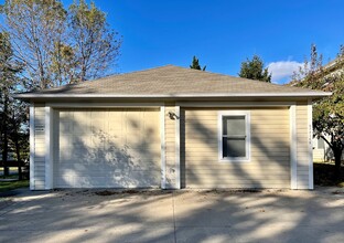 2201 Westdale Rd in Lawrence, KS - Foto de edificio - Building Photo