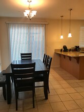 2437 Erickson St in Sacramento, CA - Foto de edificio - Building Photo