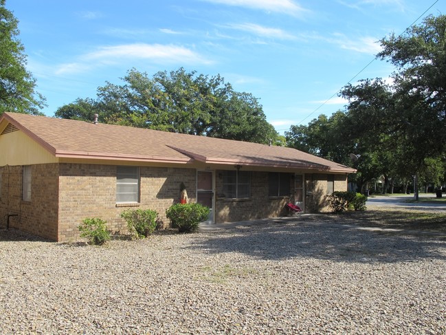 1112 S Church St in Brady, TX - Building Photo - Building Photo