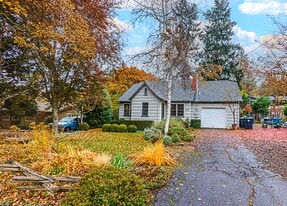 585 S 3rd St in Jacksonville, OR - Building Photo