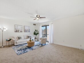 11 Village Way, Unit 8 Village Way U11 in Natick, MA - Foto de edificio - Building Photo
