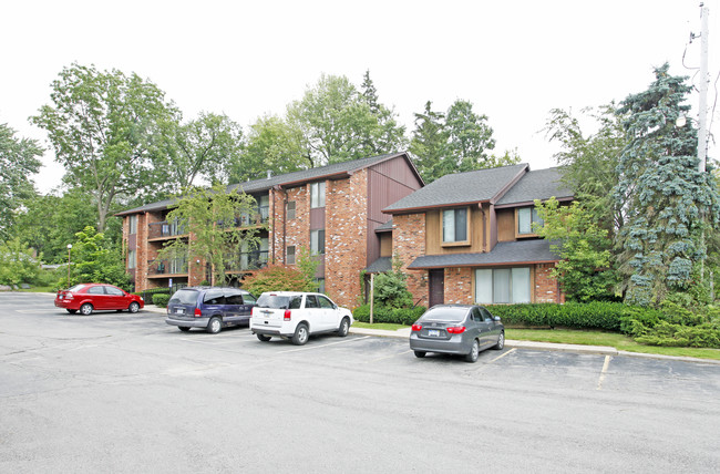 Village East Apartments in Lake Orion, MI - Building Photo - Building Photo