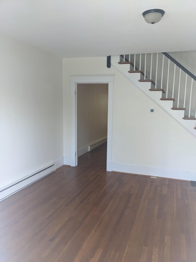 216 E Fairfax Ln