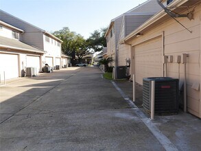 13840 Hollowgreen Dr in Houston, TX - Building Photo - Building Photo