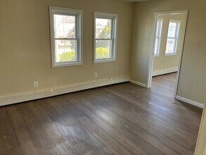 302 Maple Ave, Unit 1 in Westbury, NY - Foto de edificio - Building Photo