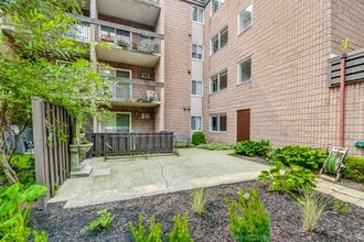 Tierra Vista Manor in Chatham, ON - Building Photo - Building Photo