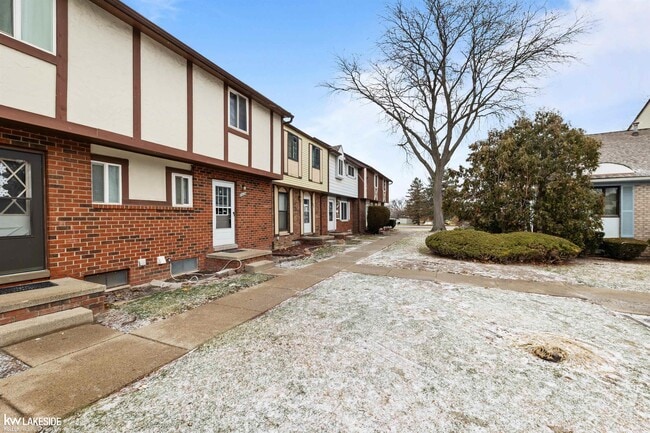 8439 Hickory Dr in Sterling Heights, MI - Building Photo - Building Photo