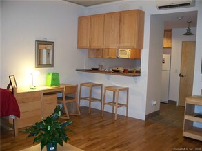 30 Crosby St-Unit -302 in Danbury, CT - Building Photo - Building Photo