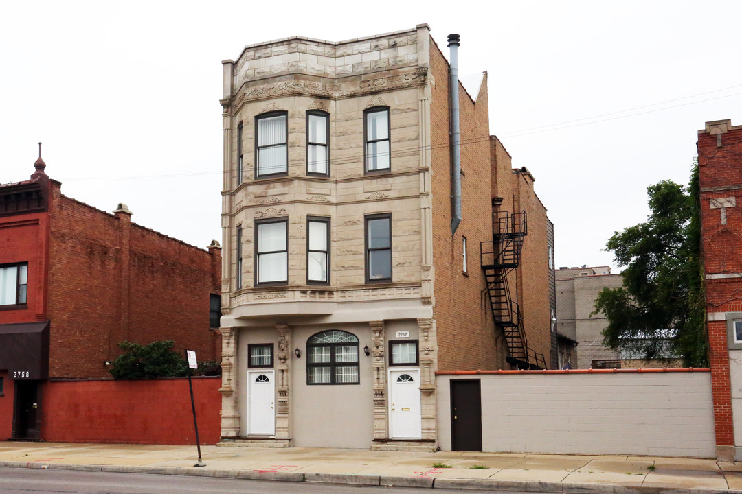 2752 W Chicago Ave in Chicago, IL - Building Photo