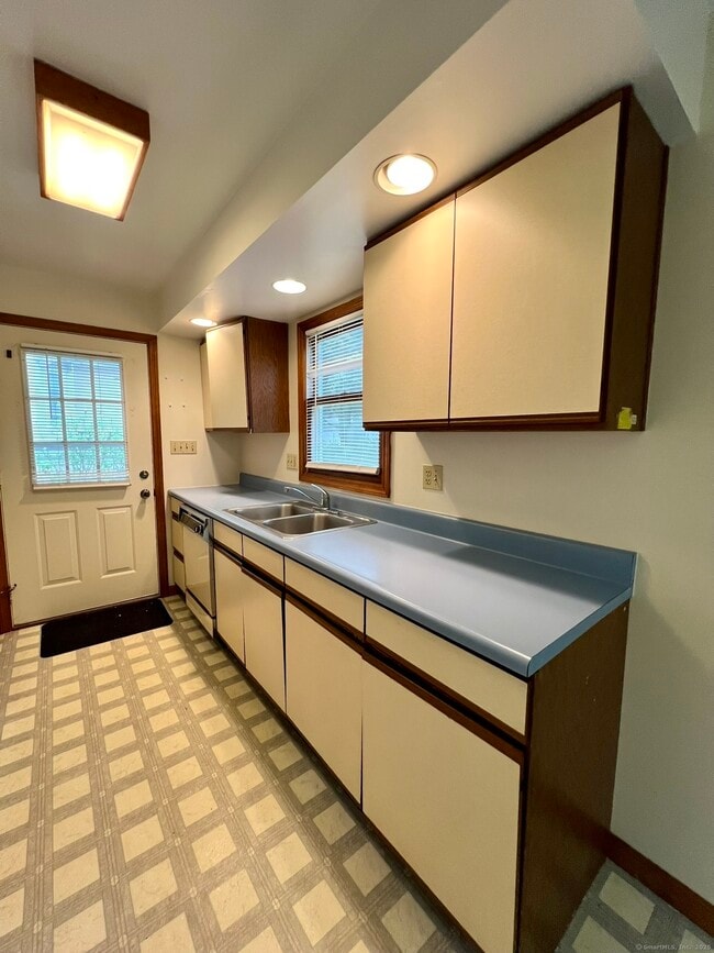 7 Golden Hill St in Bethel, CT - Building Photo - Building Photo