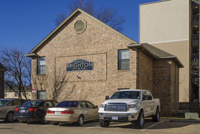 Brighton Place in Denton, TX - Foto de edificio - Building Photo