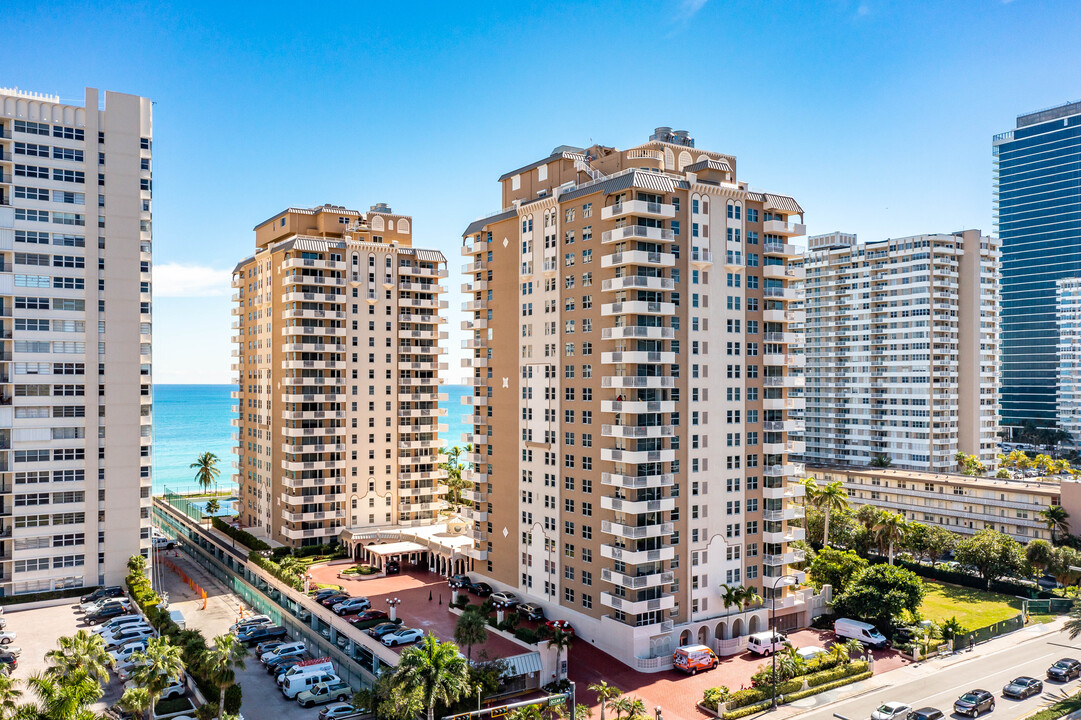 Malaga Towers in Hallandale Beach, FL - Building Photo