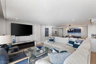 2171 Gulf Shore Blvd N in Naples, FL - Foto de edificio - Building Photo