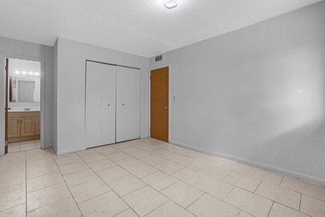 2424 NW 39th Way, Unit 202 in Fort Lauderdale, FL - Foto de edificio - Building Photo