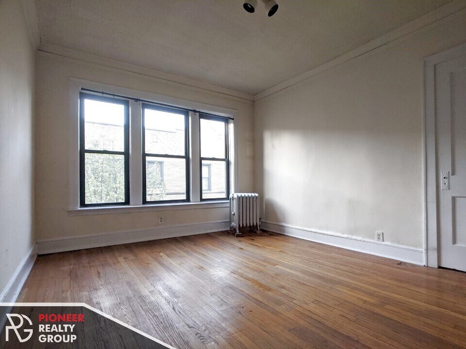 2331 N Spaulding Ave, Unit 3B in Chicago, IL - Building Photo