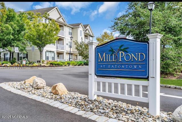 211 Mill Pond Wy in Eatontown, NJ - Building Photo