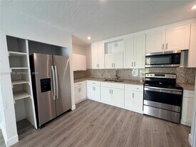 7031 NW 20th St in Sunrise, FL - Building Photo