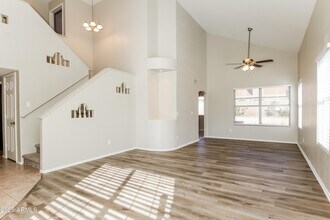 7742 W McRae Way in Glendale, AZ - Foto de edificio - Building Photo