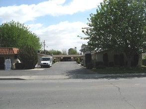 220-226 Stine Rd in Bakersfield, CA - Building Photo - Building Photo