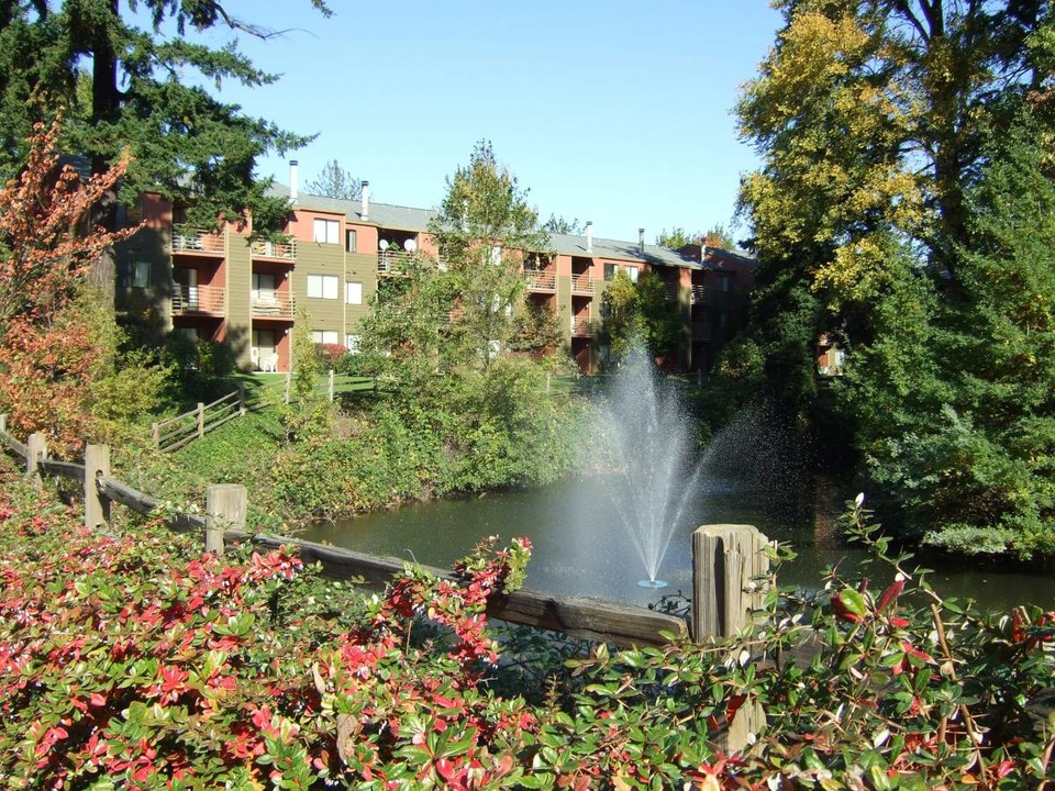 Crystal Lake in Milwaukie, OR - Building Photo