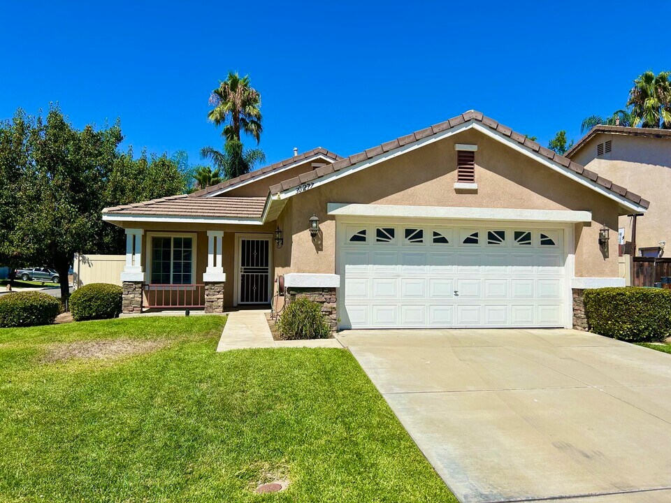 30277 Twain Dr in Menifee, CA - Foto de edificio