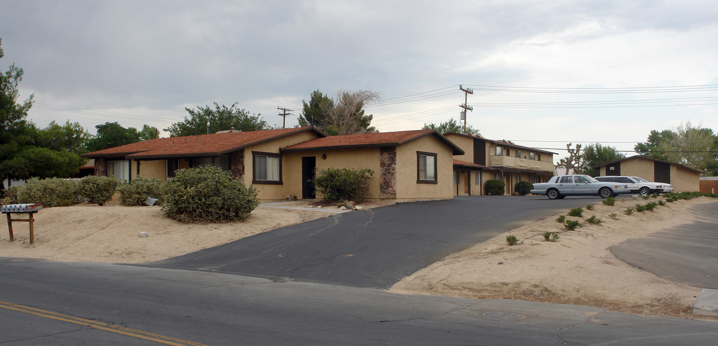 19269 US Highway 18 in Apple Valley, CA - Building Photo