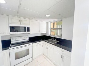 3895 W 9th Way in Hialeah, FL - Foto de edificio - Building Photo