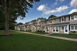 Fairfield Courtyard At Middle Island Apartments