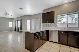 971 Whispering Grove Ave in Las Vegas, NV - Foto de edificio - Building Photo