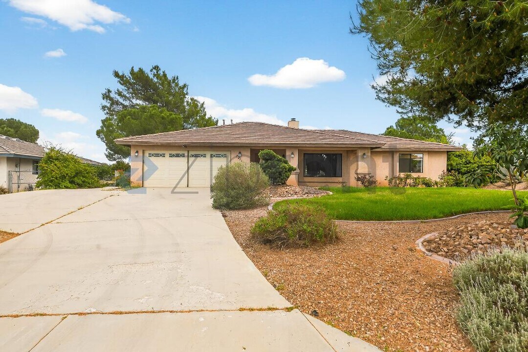 7211 Amanda Way in Hesperia, CA - Foto de edificio