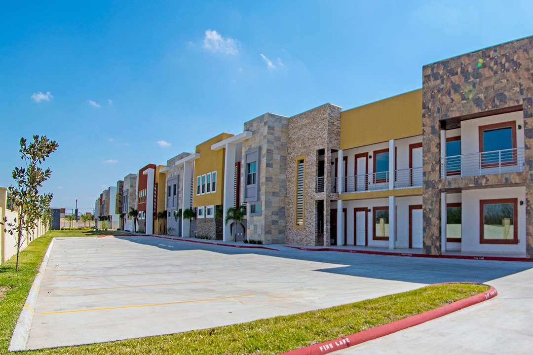 Aqua Luxury Living in Mission, TX - Building Photo