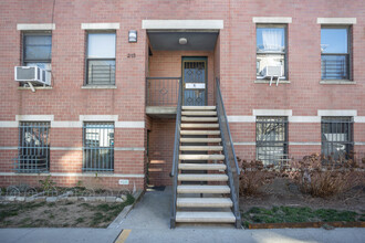 215 Berry St in Brooklyn, NY - Building Photo - Building Photo