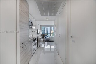 1300 Brickell Bay Dr in Miami, FL - Building Photo - Building Photo
