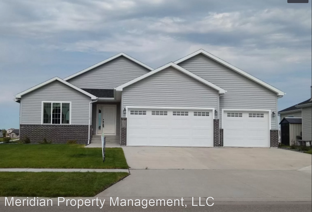 2832 Sheyenne St in West Fargo, ND - Building Photo