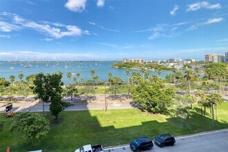 555 S Gulfstream Ave in Sarasota, FL - Building Photo - Building Photo