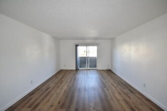 13800 Sherman Way in Los Angeles, CA - Building Photo - Building Photo